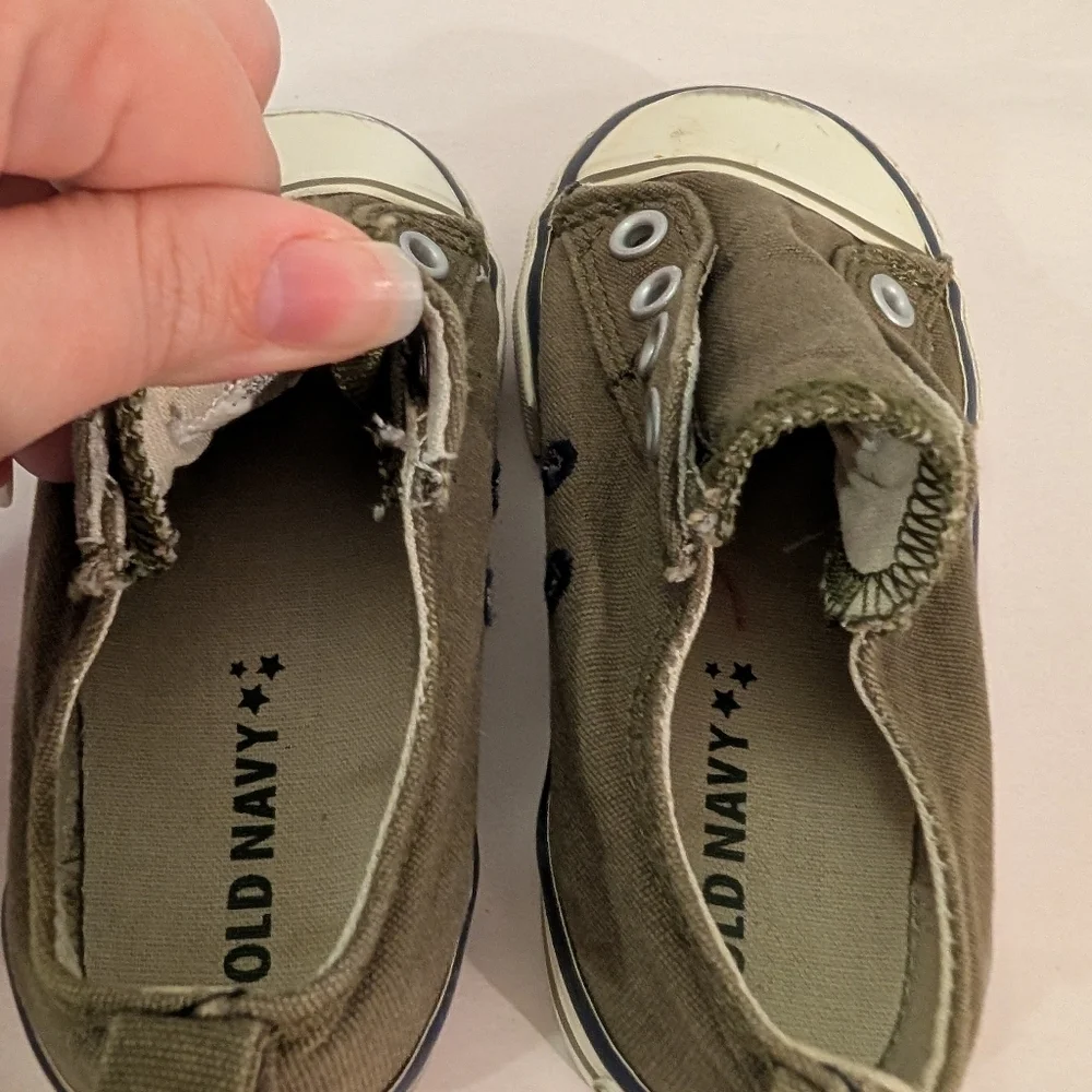 Old Navy Toddler Boy Green Canvas Slip-On Sneakers in Size 8